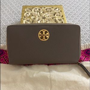 NEW TORY BURCH GREY WALLET FOR SALE!!